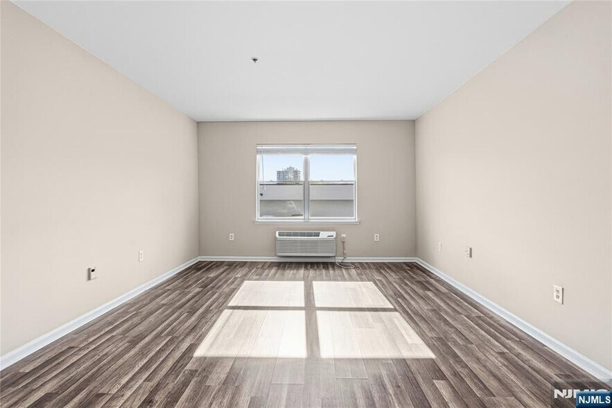 Building Photo - 905 River Rd