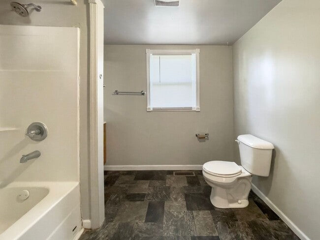 Building Photo - PRELEASING for AUGUST! Close to Campus