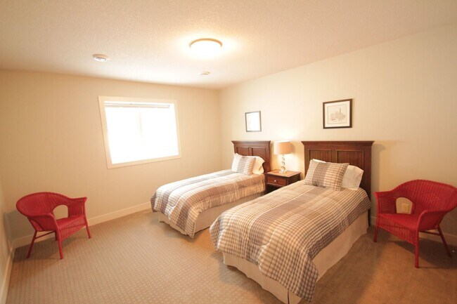 Building Photo - Beautiful luxury custom home