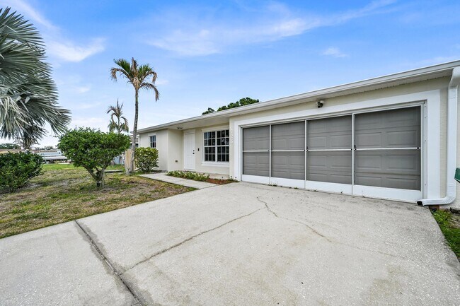 Building Photo - 726 SW Bond Rd