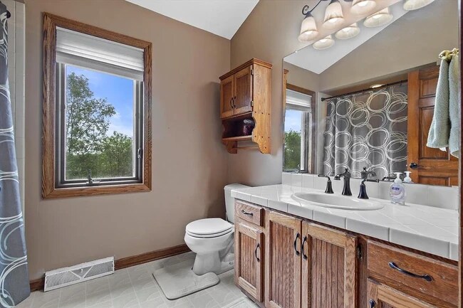 guest full bath - 2935 Willard Ln