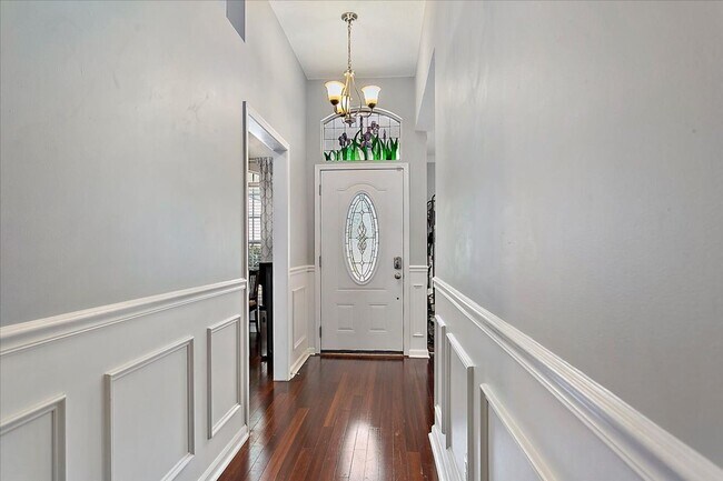 Building Photo - Highly Desirable Kensington Gardens
