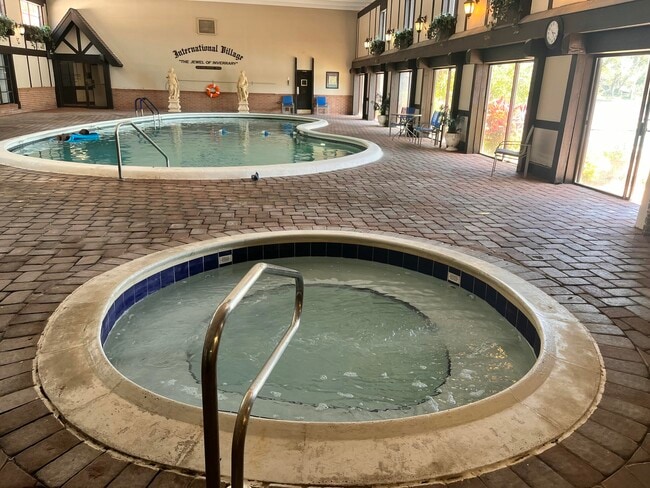 Building Photo - 3720 Inverrary Dr