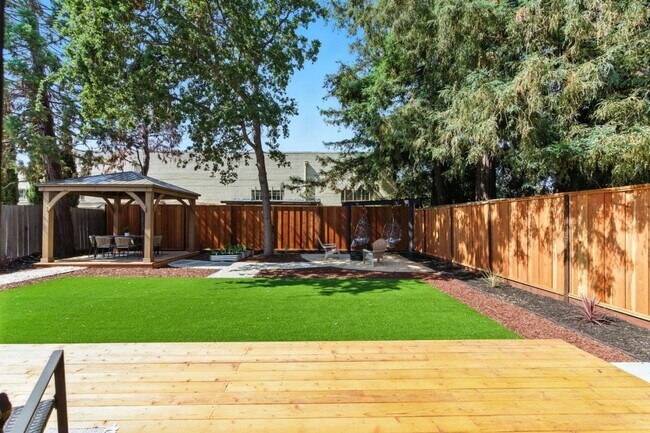Building Photo - Refined Redwood City Living: Exquisitely R...