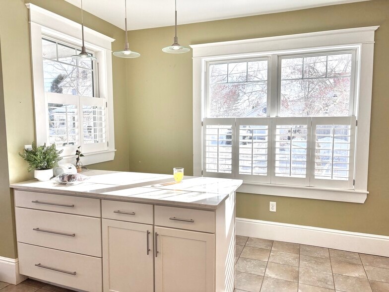 Building Photo - 107 Maple St