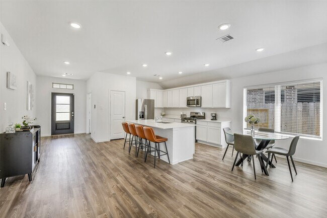 Building Photo - 3126 Stonebriar Dr
