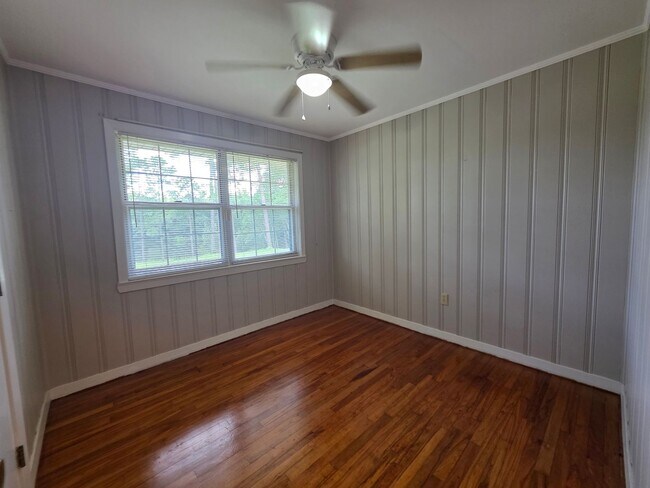 Building Photo - 4BR/2BA lake view home with covered back p...