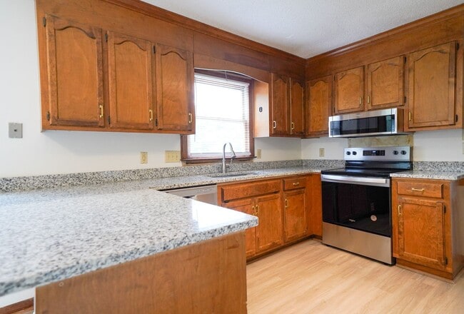 Building Photo - UNCC Area.  2 story 4 BR 2 1/2 BA Large Fe...