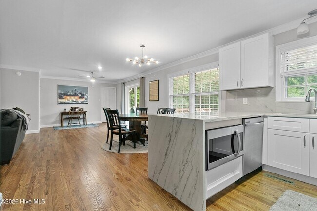 Building Photo - 450 Crestview Rd