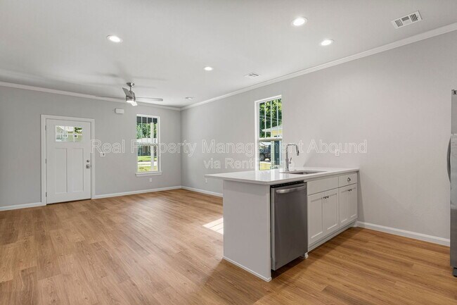 Building Photo - 101 E 11th St