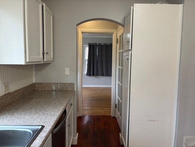 Building Photo - 3 Bedroom on large lot