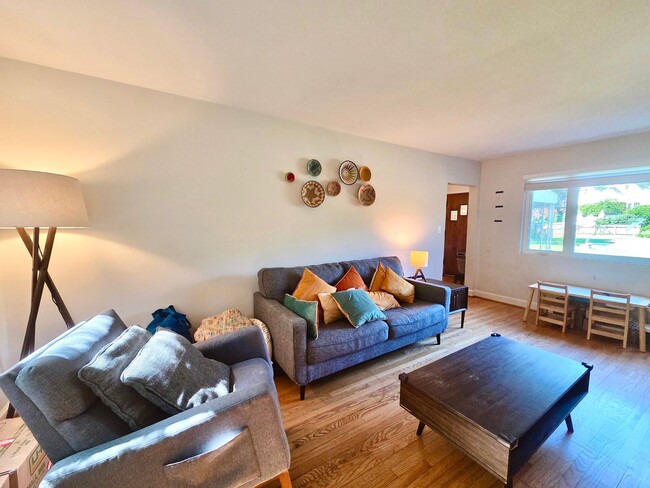 Building Photo - Lovely 4 BR/2 BA Single-Family Home in Sil...