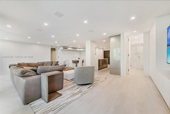 Building Photo - 2901 S Bayshore Dr