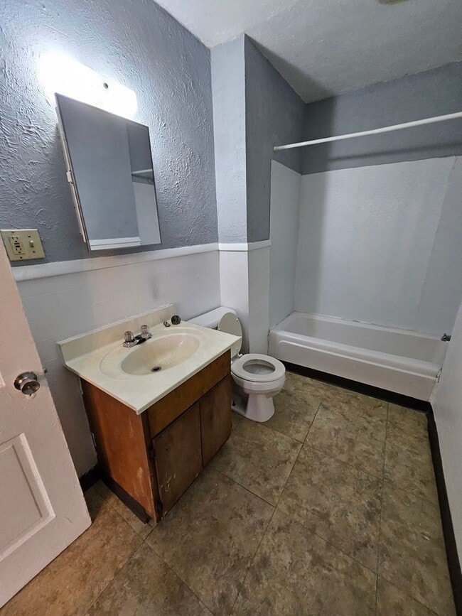 Building Photo - 1014 E 5th St