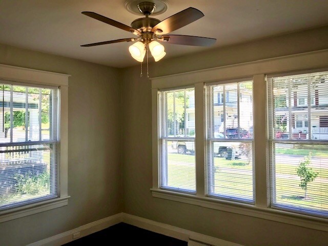 Building Photo - 306 Oakridge Blvd