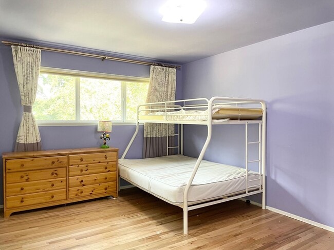 Building Photo - Beautifully Remodeled 5 Bed 2.75 Bath Home in Eastgate