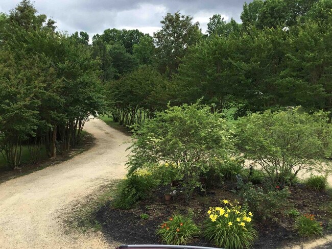 Building Photo - 198 Schools Dr