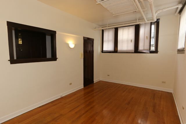 Building Photo - 819 W Waveland Ave