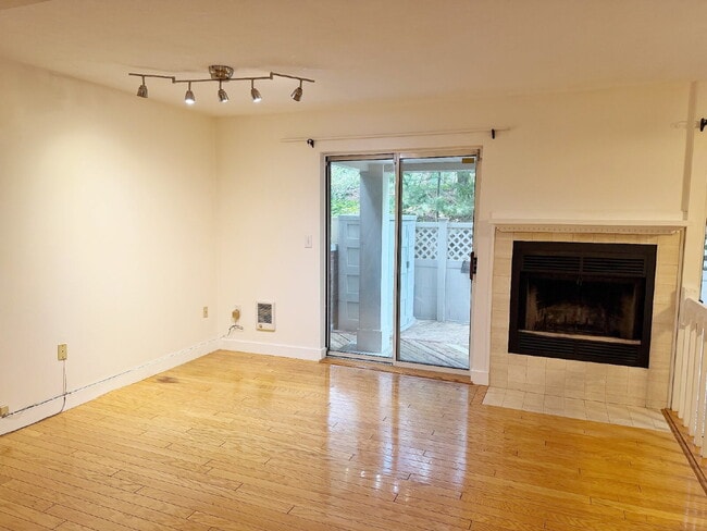 Building Photo - Spacious 2 BED 1.5 BATH Condo rental close to Quincy Center!