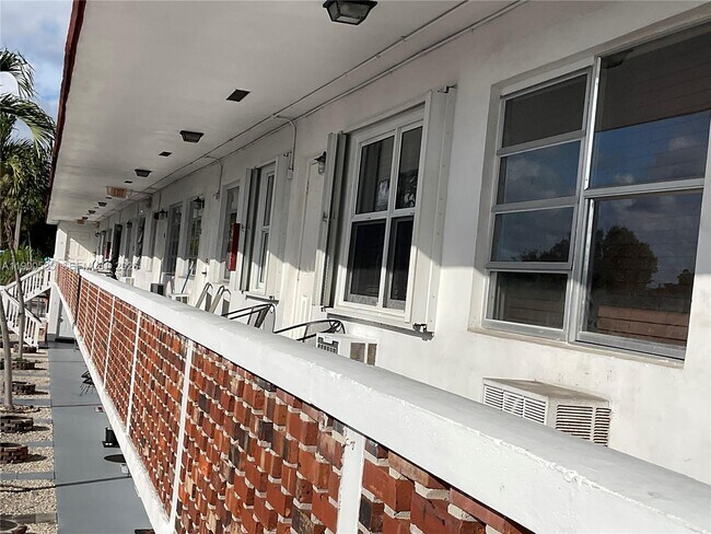 Building Photo - 22 SE 3rd Terrace