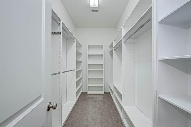 Building Photo - 6711 Saxton Manor St