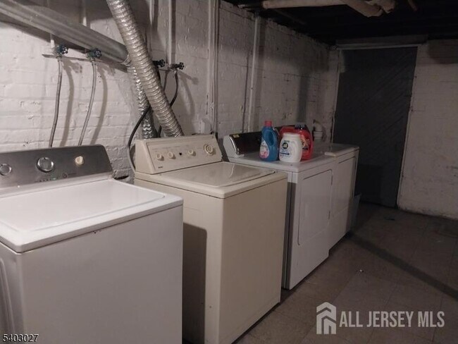 Building Photo - 97 Easton Ave