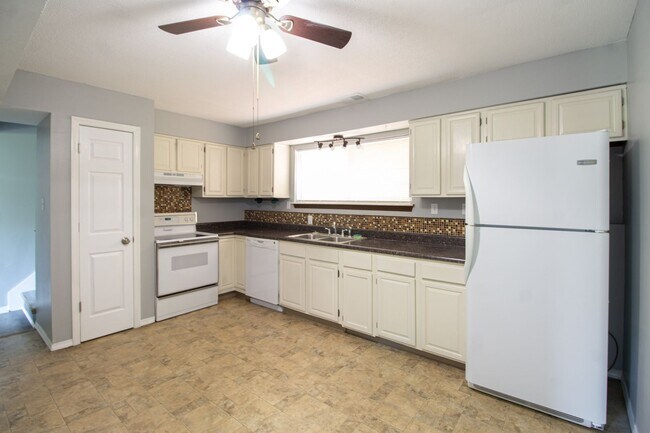 Building Photo - 3 Bed 1.5 Bath Condo in Lakewood Estate