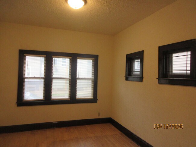 Building Photo - 819 E Wright St