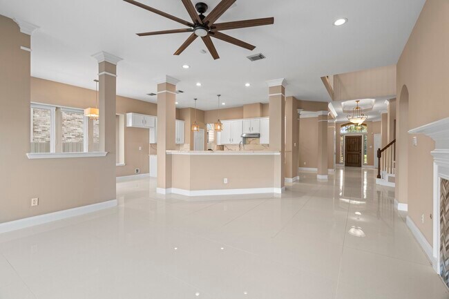 Building Photo - 10011 Lakeside Gables Dr