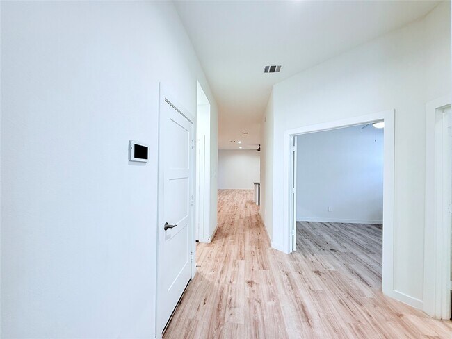 Building Photo - 105 Aurora Spgs Dr