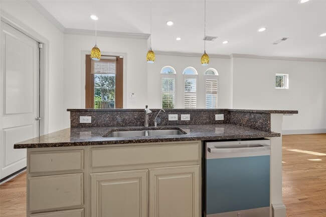 Building Photo - 931 W 23rd St