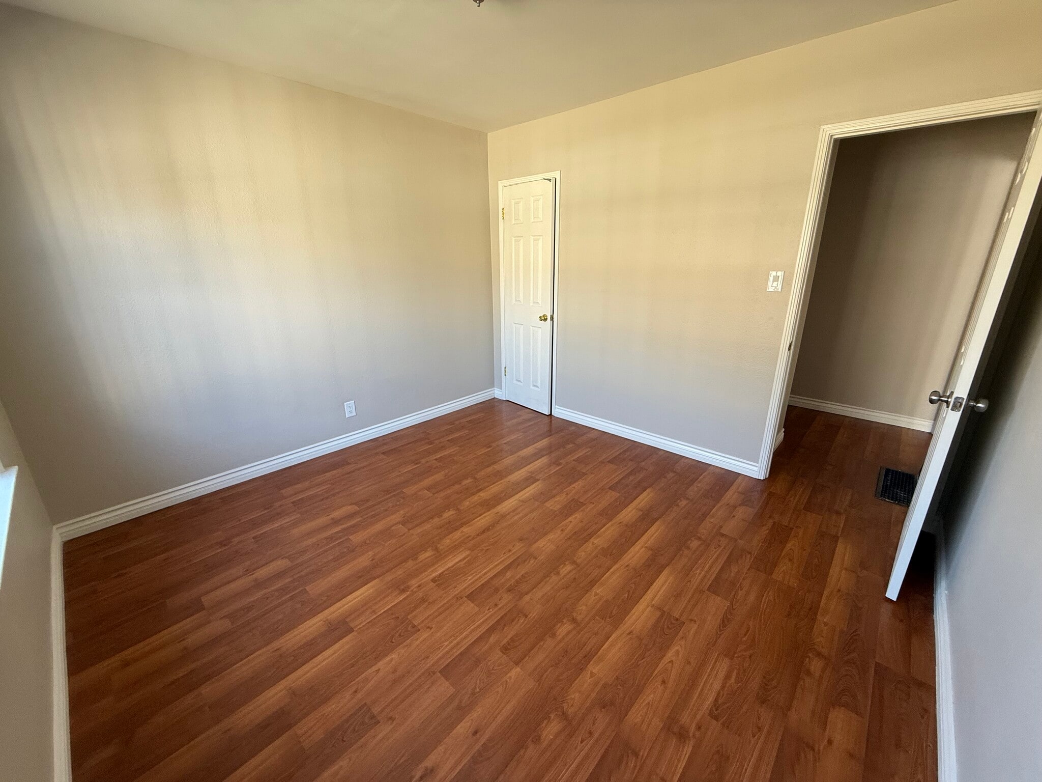 Building Photo - 1213 W Victory Blvd