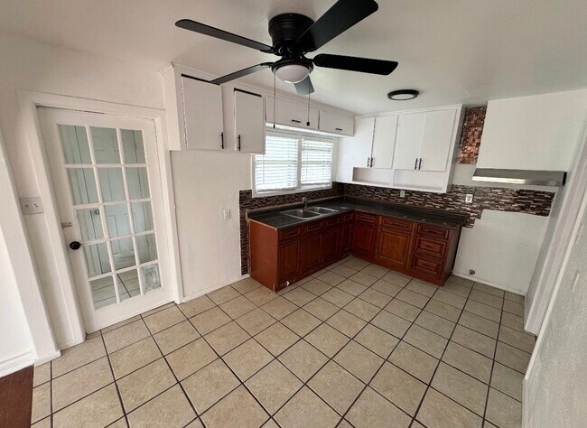 Building Photo - 1024 Miramar Pl