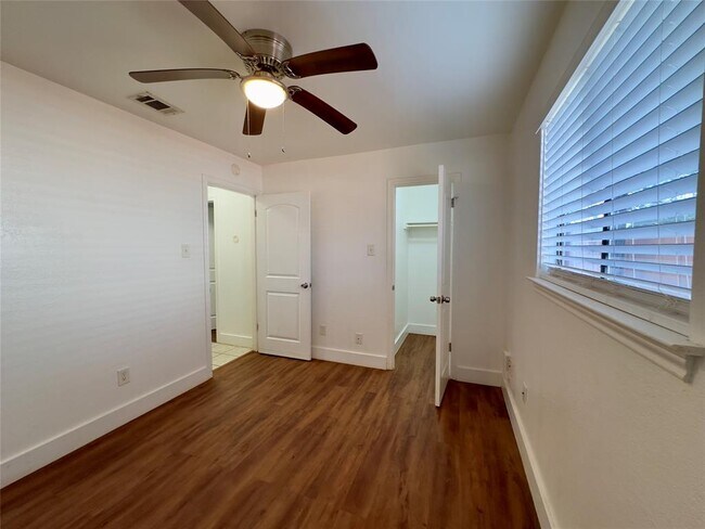 Building Photo - 2110 Meadow Brook Dr