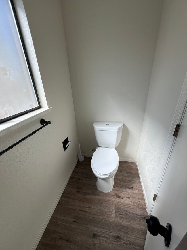 Building Photo - Charming 2-bedroom, 1.5-bathroom