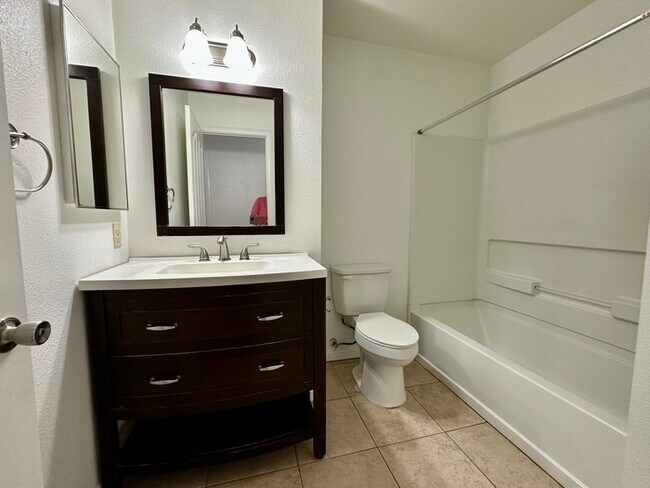 Building Photo - Charming 2 bedroom 2 bathroom home located in south Sacramento!