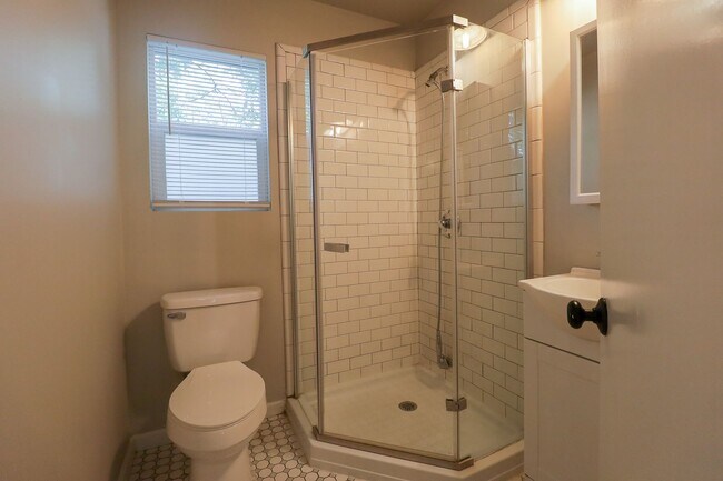 Building Photo - 1 Bed | 1 Bath |West Tulsa | $1050