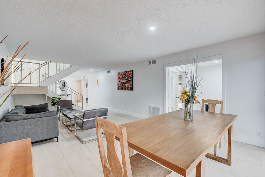 Building Photo - 945 Vegas Valley Dr