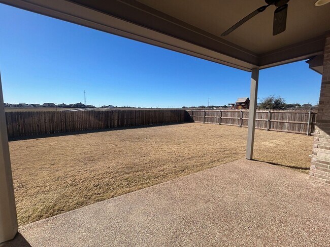 Building Photo - Amazing 3 Bedroom Midway Home