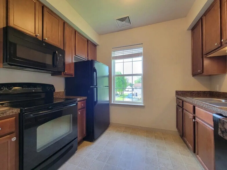 Building Photo - 2028 Shady Oak Dr