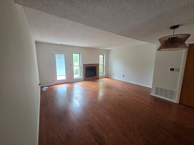 Building Photo - 2588 E Sweetbriar Dr