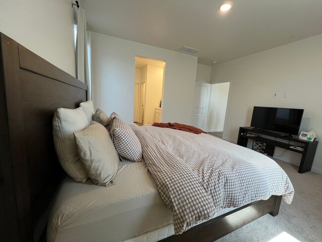 Building Photo - Three bedrooms and two bathrooms in Hanford, CA