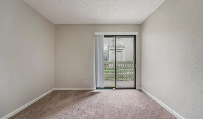 Building Photo - 2 bedroom/2 bathroom main level condo!