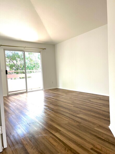 Primary room with balcony - 415 Stoney Point Way