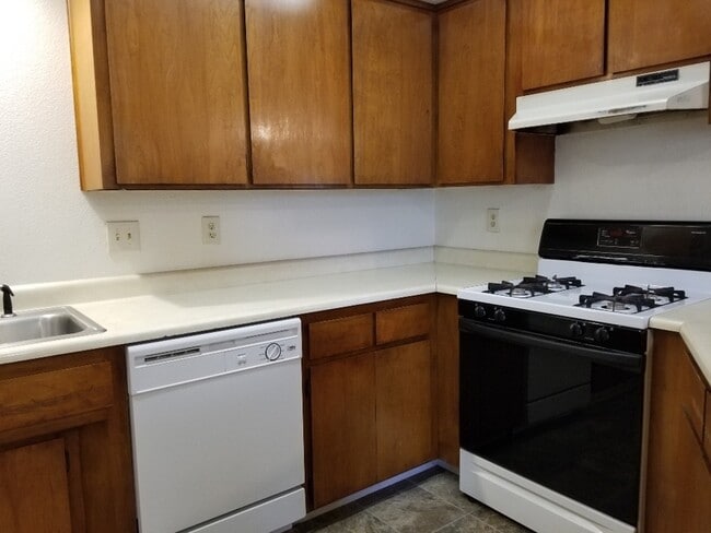 Building Photo - 1685 Cloverlawn Dr