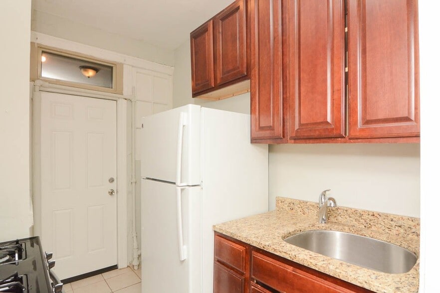 Building Photo - 519 W Surf