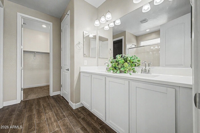 Building Photo - 2011 W Yellowbird Ln