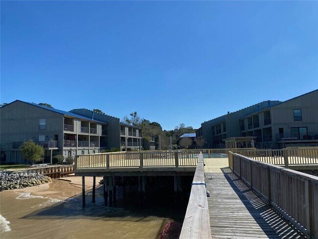 Building Photo - 710 South Dr