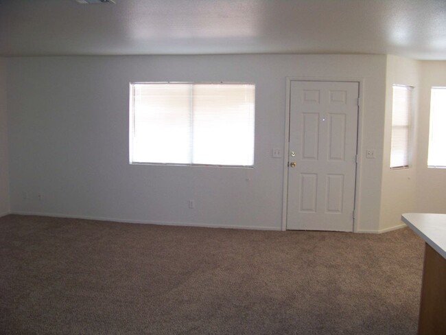 Building Photo - Large Upper Unit 2 Bedroom 2 bath