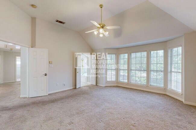 Building Photo - Elegant 5-Bedroom Home for Rent in Prime C...